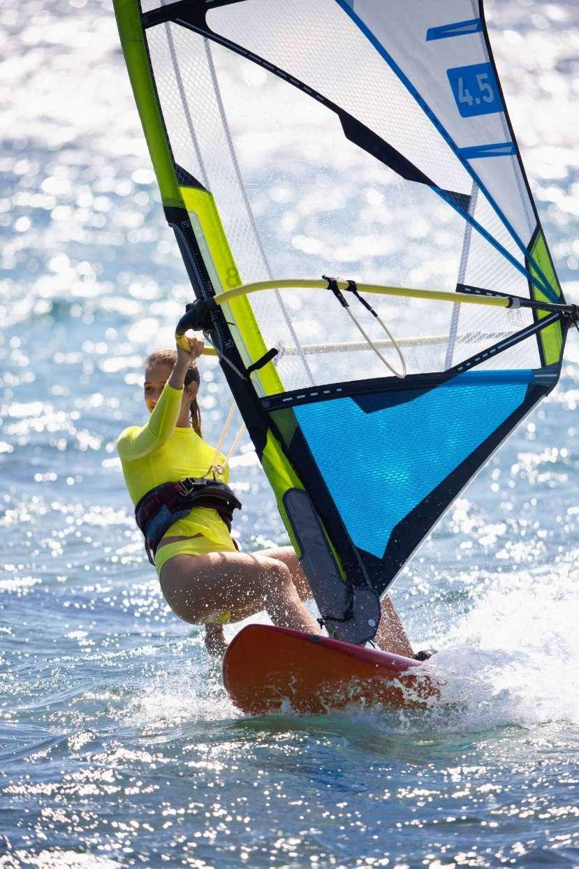 鹿晗素颜踢球被偶遇,近况反差太明显,与女友关晓彤处境对调